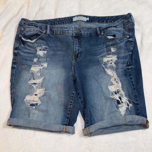 24 torrid denim distressed Bermuda shorts - Picture 1 of 3